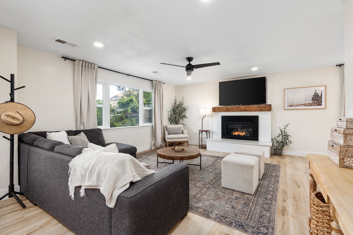 Hot tub+pool+Game room+fire pit+EV charging
