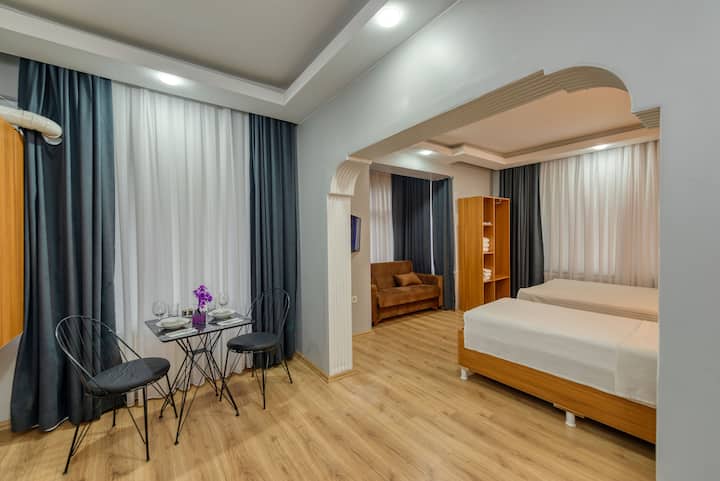 Fotografije stana snimio je profesionalni fotograf koji se koristio povećalom, pa će postojati razlika između vizualnog i stvarnog.