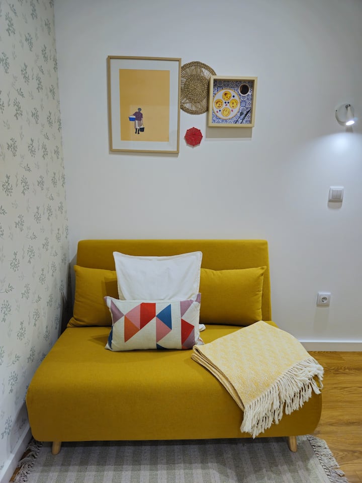 Almada Balcony Bliss In Hist. Top-cozy W/ Ac - Porto