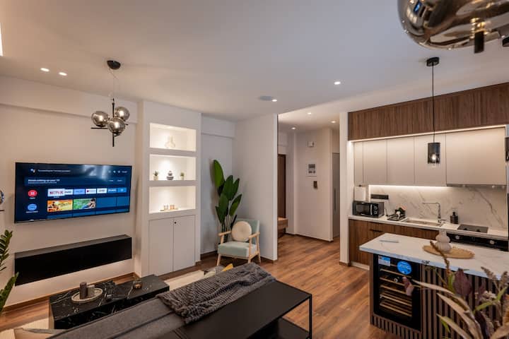 « J'ai vraiment adoré cet appartement, tout était très beau, mieux que sur les photos. Les hôtes sont très disponibles et plus que gentils. Je reviendrais bien volontiers. Je vivrais en fait sur place. Et la climatisation est spectaculaire! » - Barbara