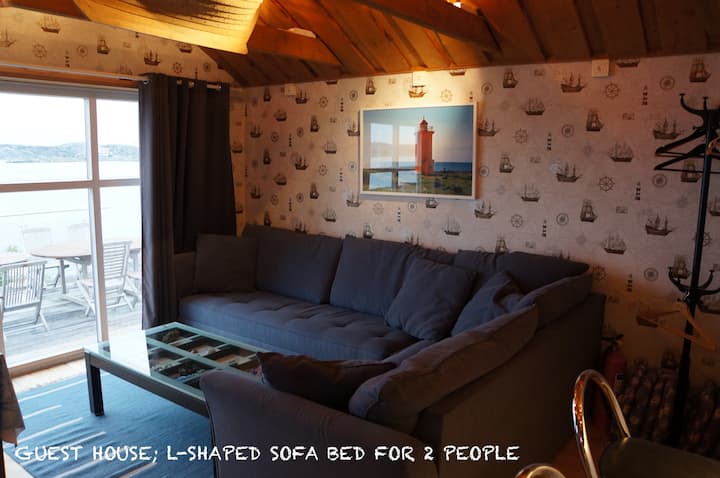 L'accogliente pensione è il tuo rifugio privato. Un soggiorno di giorno, una camera da letto di notte: perfetto per gli ospiti che desiderano comfort e privacy. È la loro casa lontano da casa.