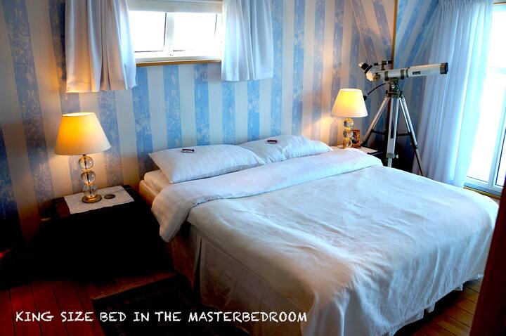 La camera da letto principale vanta un letto king-size e accesso diretto al balcone per mattine serene fino a sera. Lo spazio per riporre lenzuola, coperte e cuscini aggiuntivi garantisce il massimo comfort e praticità.