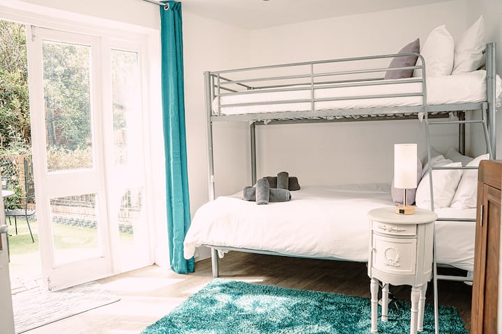 Втора спална соба на приземје, има двоен/единечен кревет на спрат; идеален за дополнителни деца или за мало семејство.