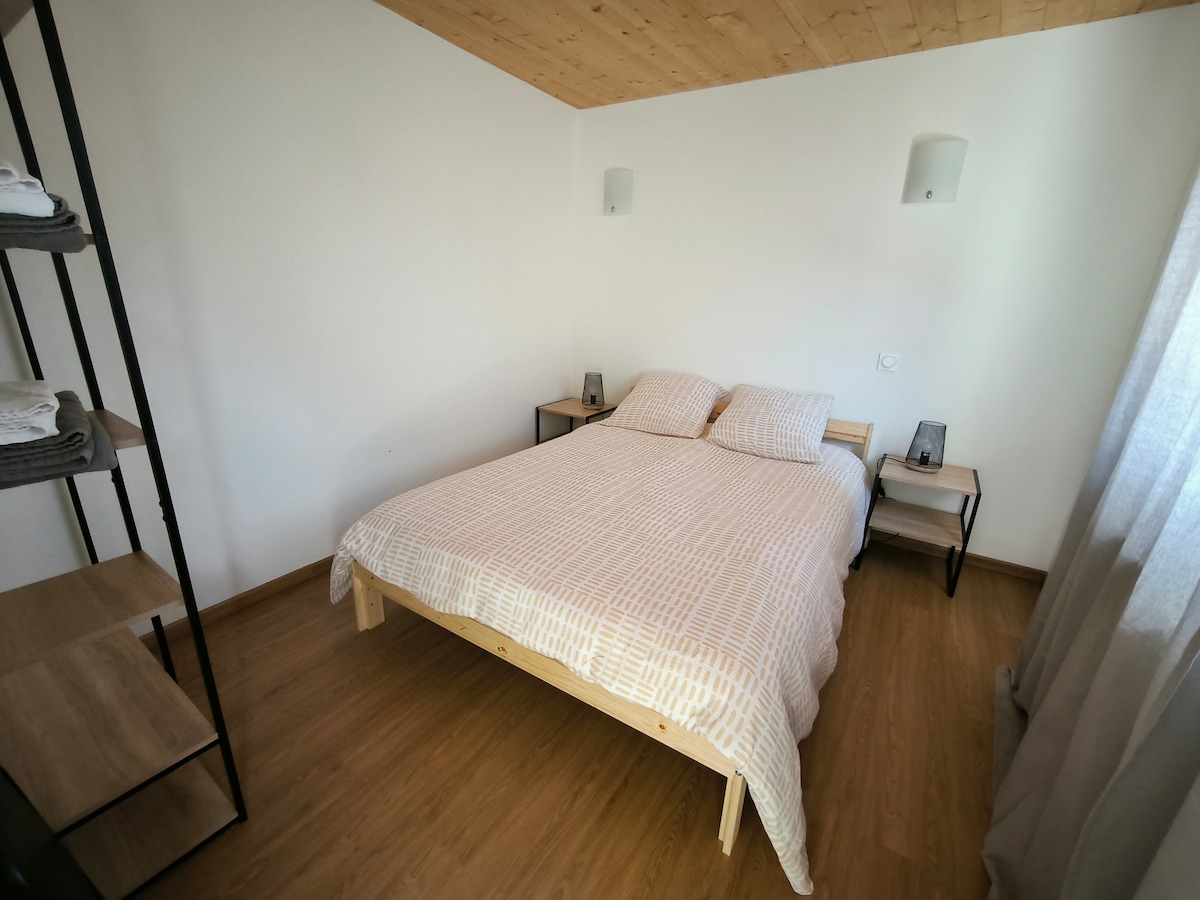 Chambre équipée d'une étagère  de rangement / volet roulant électrique 