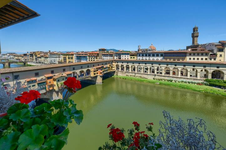 Wonderful terrace over Ponte Vecchio w/lift