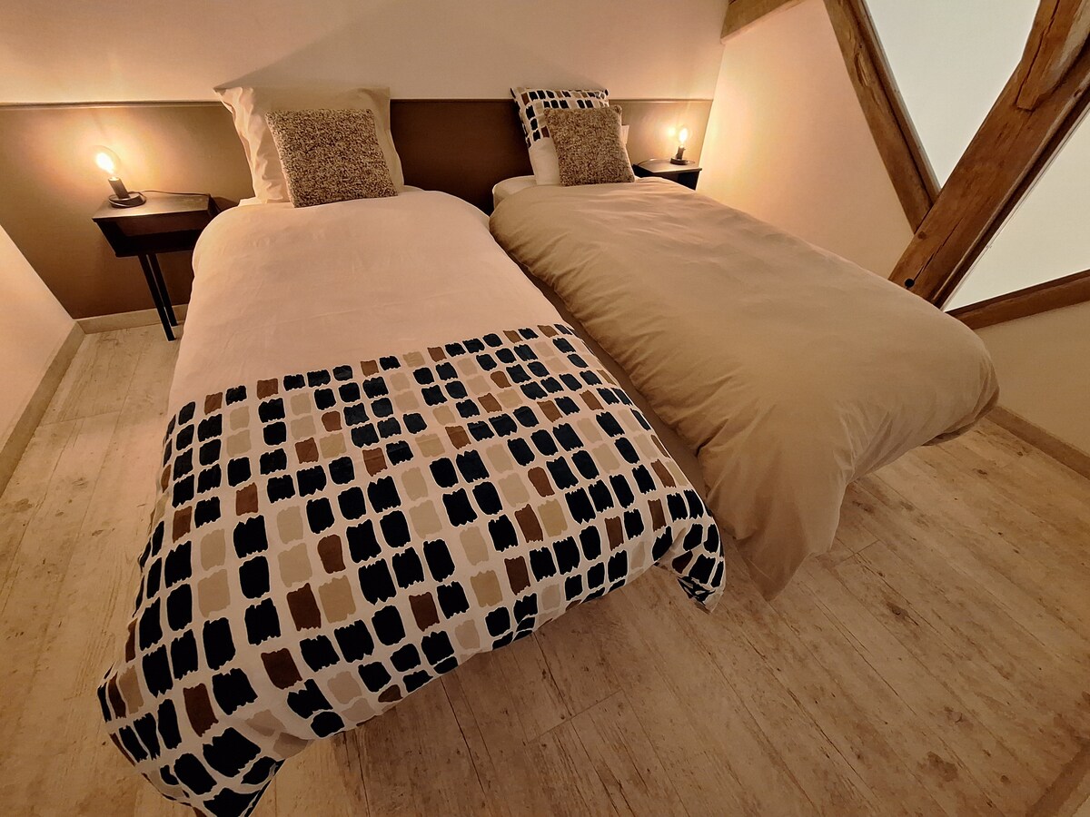 Keuze uit bed: queensize bed (160 x 200) of 2 eenpersoonsbedden (80 x 200)