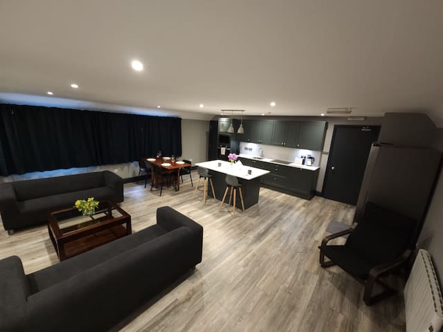 2 Bedrooms, Large Apartment off Grafton St.