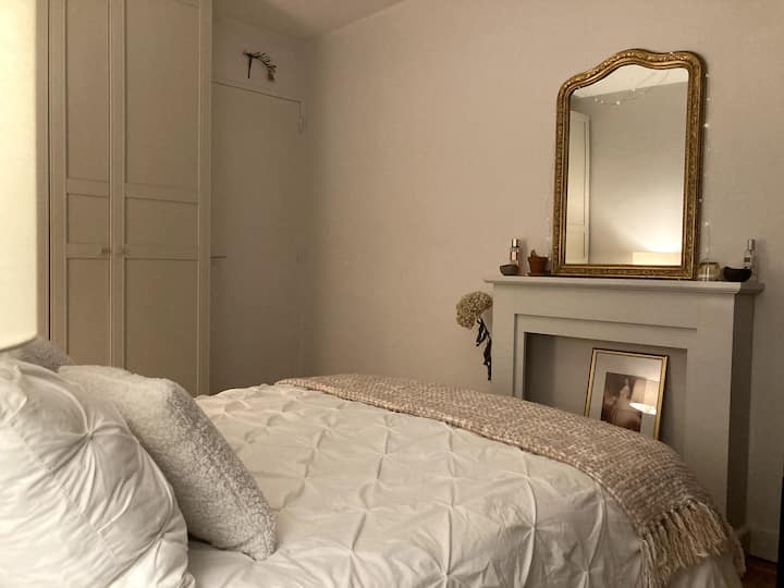 غرفتك بجوار الحمام 