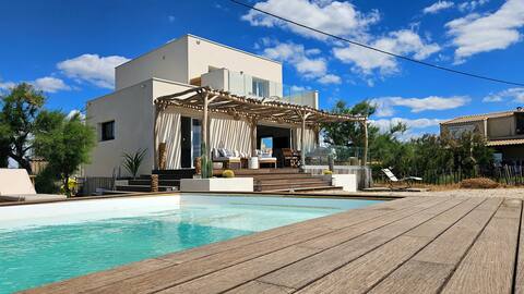 Unique on the seafront! Villa Astrea and its pool
