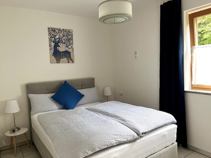 Skvelá spálňa s 140 cm pružinovou posteľou na prízemí so západnou a severnou orientáciou. 