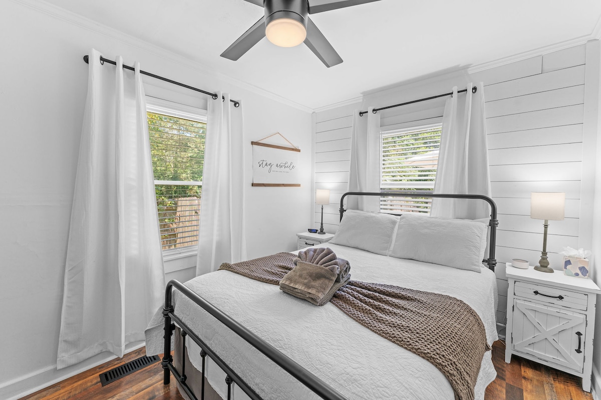 غرفة النوم رقم 2 (غرفة النوم الثانية) مع سرير بحجم كوين ومروحة سقف وديكور بسيط ومريح