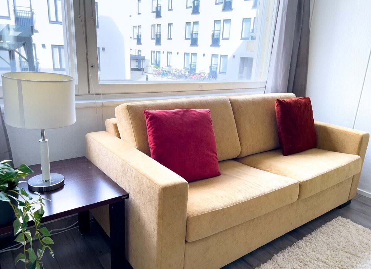 Një krevat për dy persona mund të shtrihet nga divani në dhomën e gjumit. Nëse udhëton me një grup më të madh, ka një dyshek të veçantë dyshemeje në dhomën e gjumit.