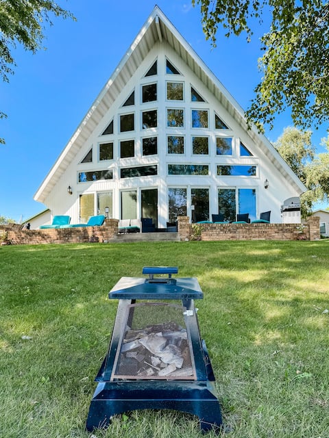 Family-Friendly Cabin with Stunning Lake Views