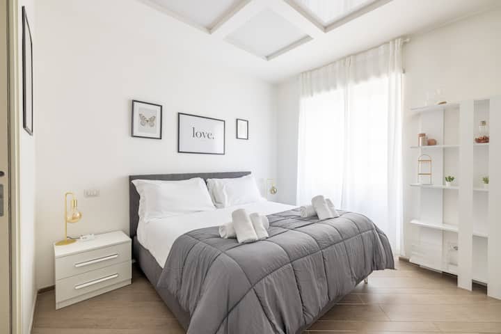 Ორადგილიანი ოთახი დიდი საწოლითა და შესანიშნავი სიკაშკაშით