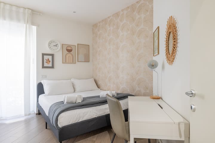 Დიდი, ფართო საძინებელი დედოფლის ზომის