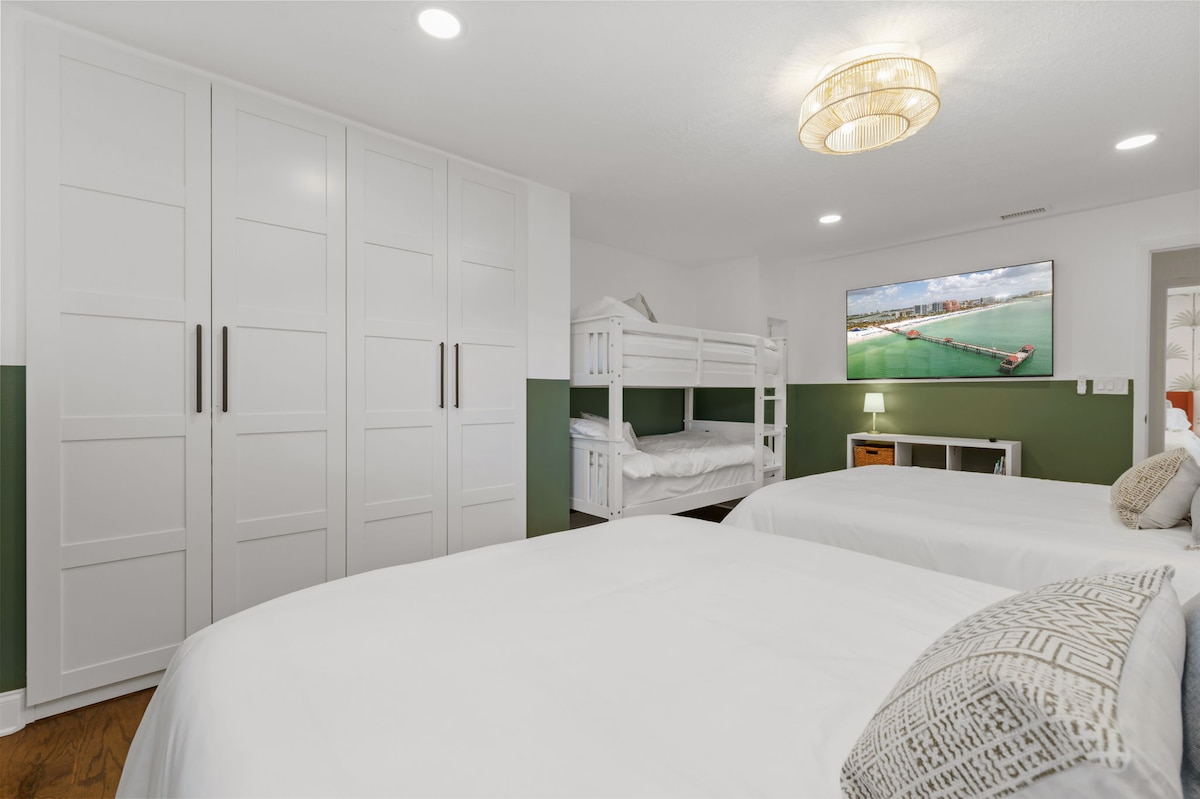 広々とした寝室には、クイーンサイズベッド2台と二段ベッド1台が備わっており、すべて鮮明な白いシーツが備わっています。 大きなクローゼットには十分な収納があります。 