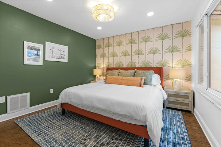 第二间卧室有一张2米宽双人床，里面有床上用品，让您想睡觉。