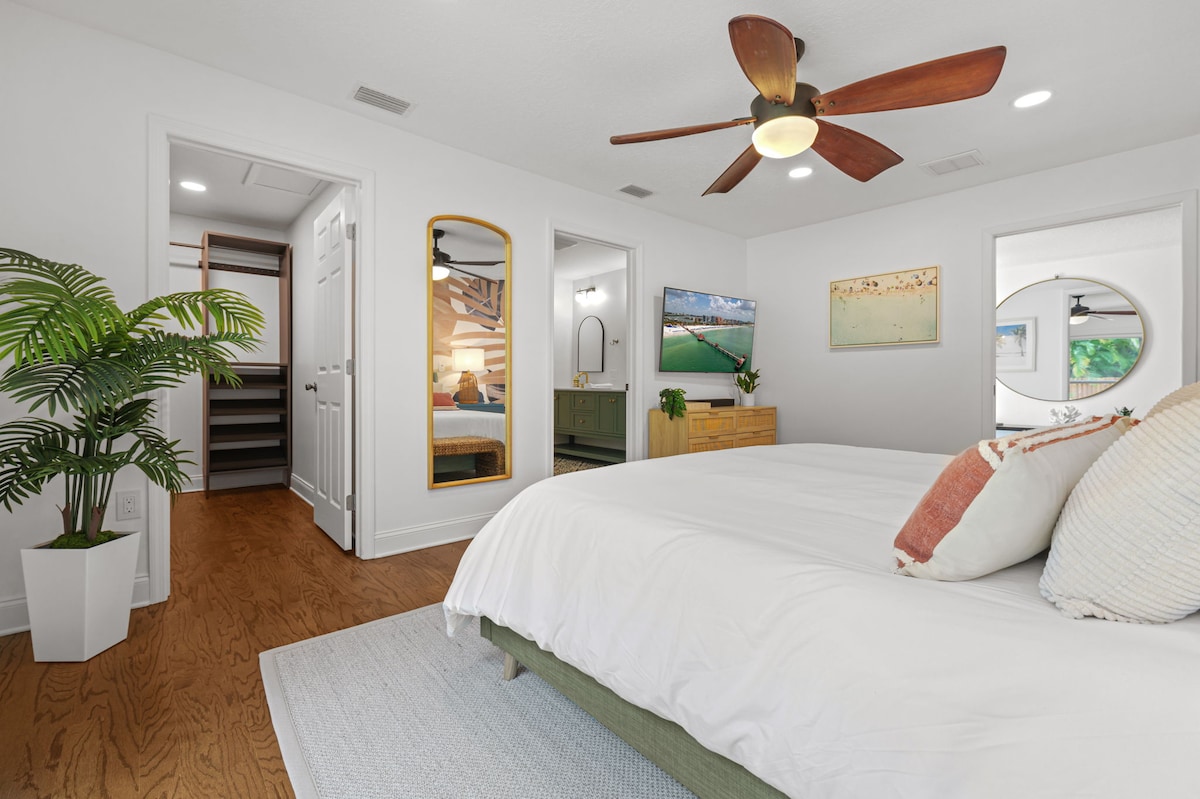 キングサイズのベッドがあるマスターベッドルーム、スイートバスルーム、ウォークインクローゼットなど、穏やかな聖域を発見しましょう。 エレガントな快適さが待っており、完璧なリトリートを提供しています。