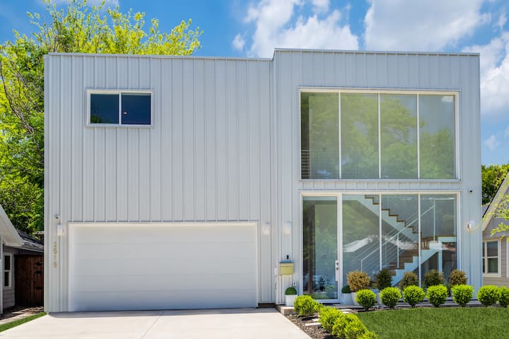 Modern Retreat with Pool 4 Bedroom 5 Bath Home gallery image 2