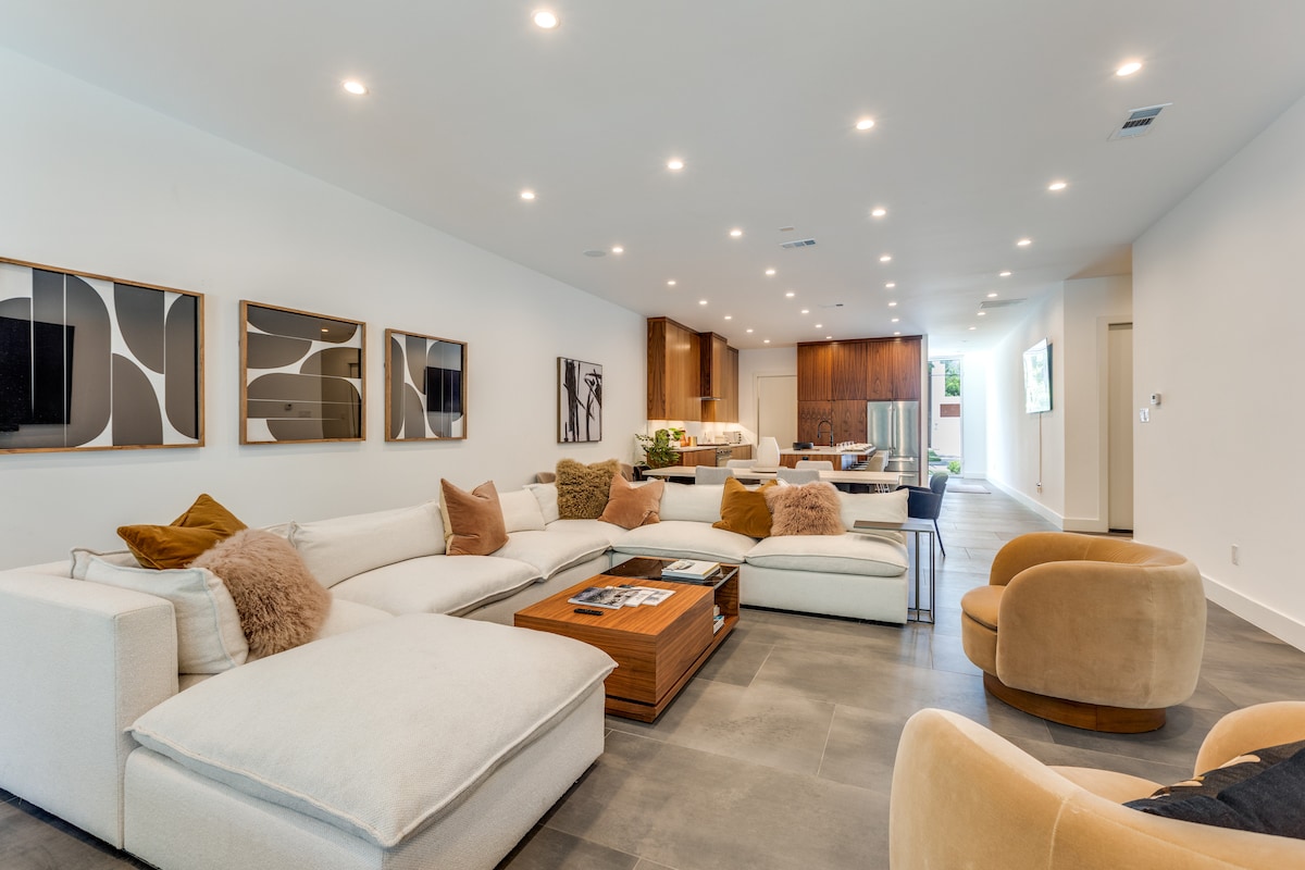 Top Airbnb: Modern Retreat with Pool 4 Bedroom 5 Bath Home in Knox Park
