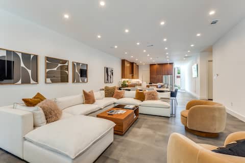 Top Airbnb: Modern Retreat with Pool 4 Bedroom 5 Bath Home in Knox Park