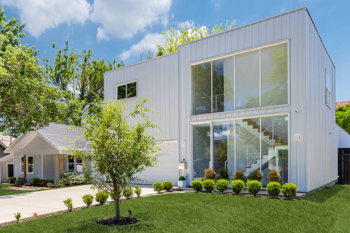 Modern Retreat with Pool 4 Bedroom 5 Bath Home gallery image 5