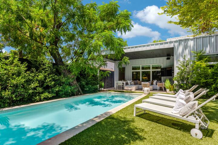 Modern Retreat with Pool 4 Bedroom 5 Bath Home gallery image 4