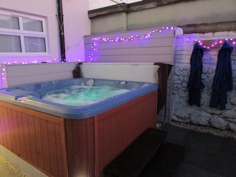 Hornsea Milton House with Hot Tub
sleeps upto 8