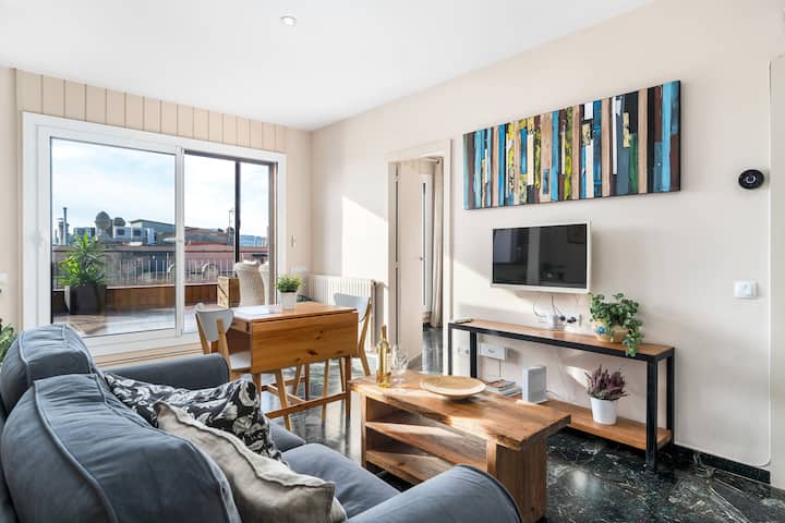 Მისაღები ოთახი ტელევიზორით, Netflix-ით და მაღალი სიჩქარის Wi ‑ Fi ქსელით. Ტერასაზე ძალიან ნათელი და პირდაპირი წვდომაა.