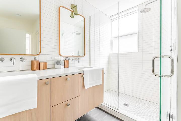 Queen Anne Escape | 2BR Near Parks & Transit gallery image 4