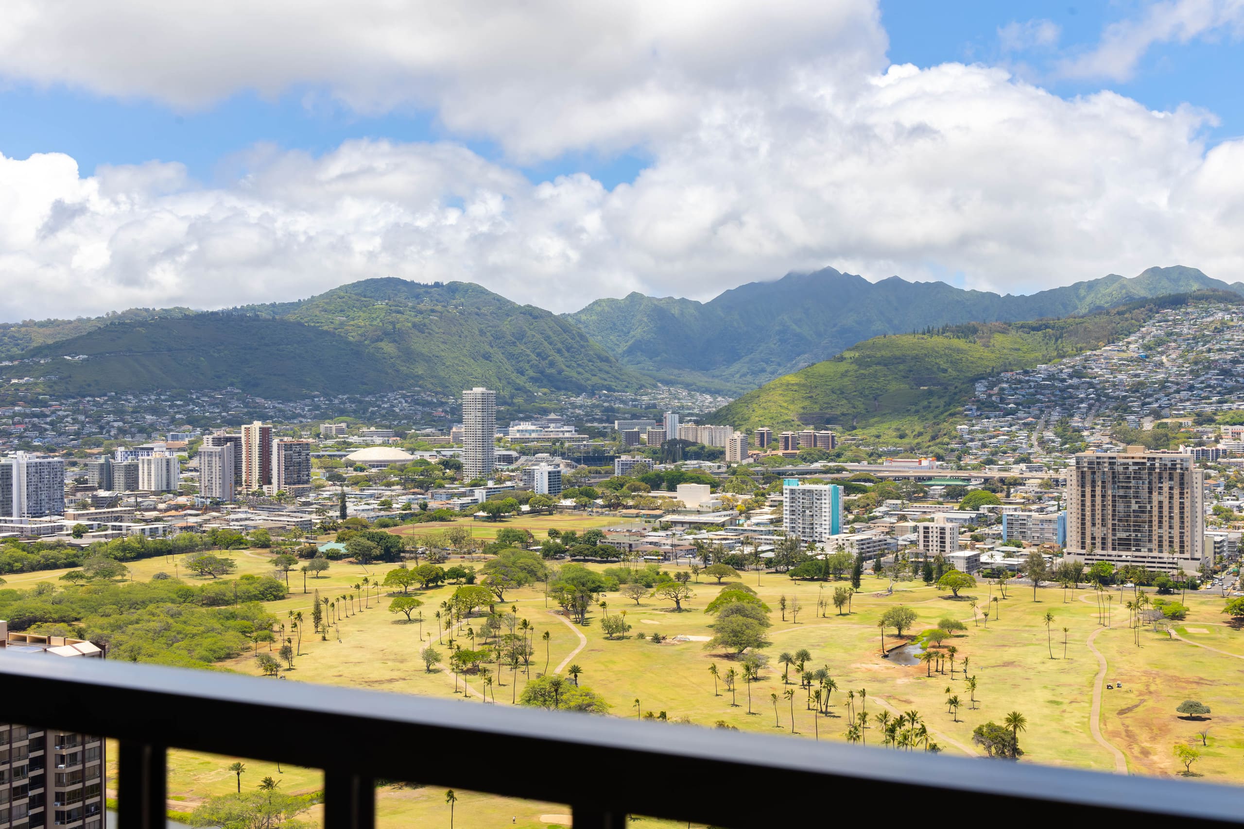 Condo in Honolulu · ★4.88 · 1 bedroom · 3 beds · 1 private bath - Image 37