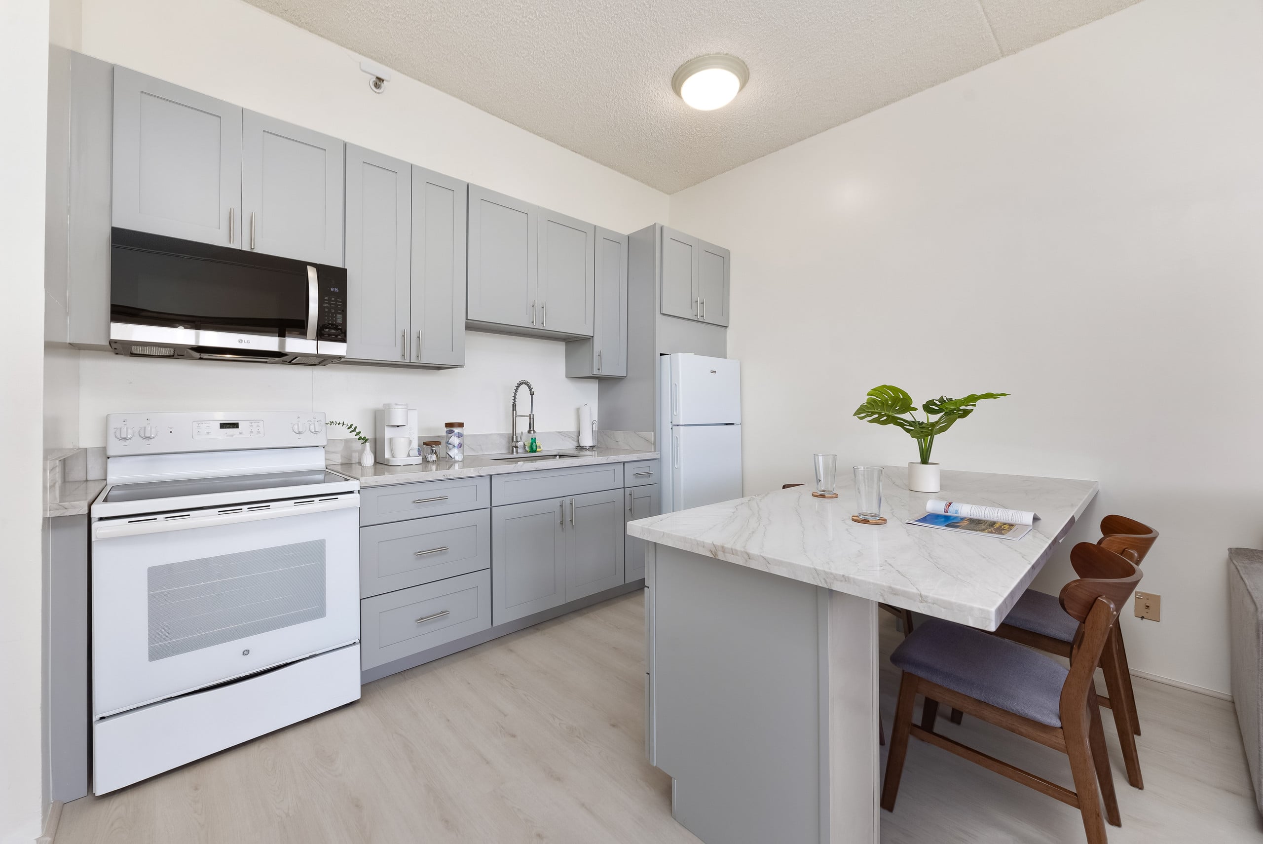 Condo in Honolulu · ★4.88 · 1 bedroom · 3 beds · 1 private bath - Image 21