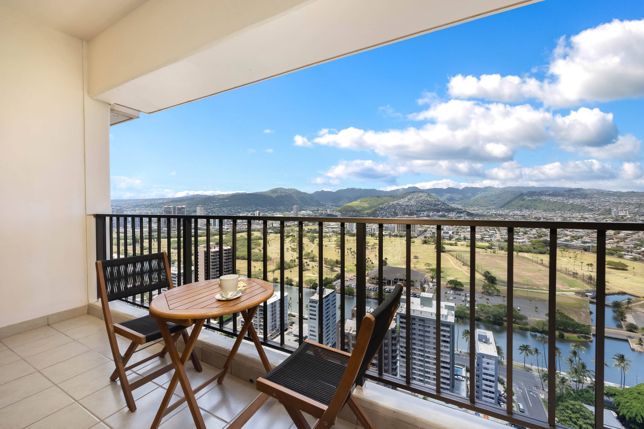 Condo in Honolulu · ★4.88 · 1 bedroom · 3 beds · 1 private bath - Image 34