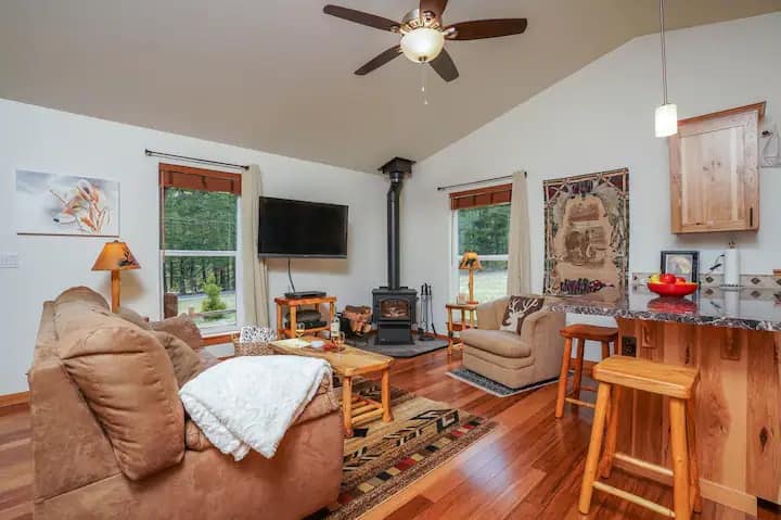 Wily Coyote Cabin, Hot Tub, On 3 Acres - Ashford, WA
