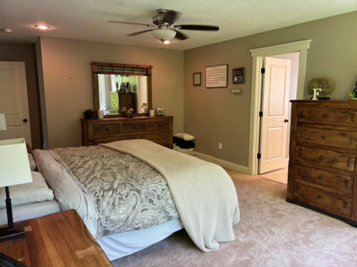 Bračni krevet (180x200) s kupaonicom.  Uđite u tuš-kabinu i  kadu. 