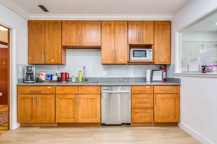 Walk To Skytrain Master Room With Private Bathroom - New Westminster