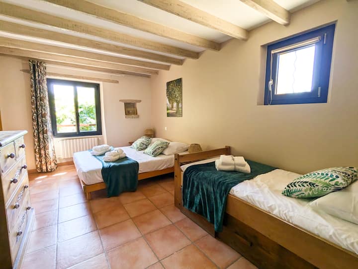 Chumba cha kulala "L 'Olivier": Kitanda cha watu wawili (140X200) + Kitanda cha mtu mmoja (90X190)