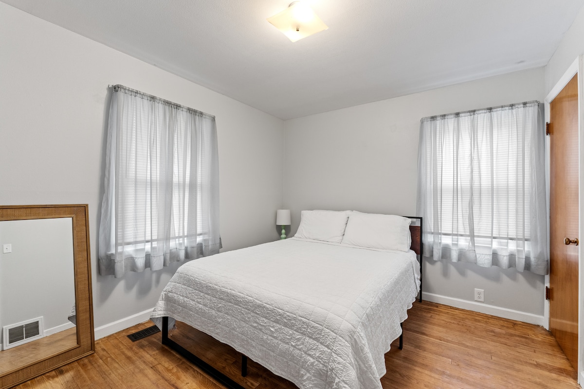 Mirë se erdhe në dhomën e qetë të gjumit, pushimi yt i përkryer! Shijo një krevat të rehatshëm dopio "queen", shtroja të buta për një natë të qetë. Me hapësirë të bollshme dhe dritë natyrale, është hapësira ideale për t 'u çlodhur dhe për t' u rigjeneruar gjatë qëndrimit në St. Louis!