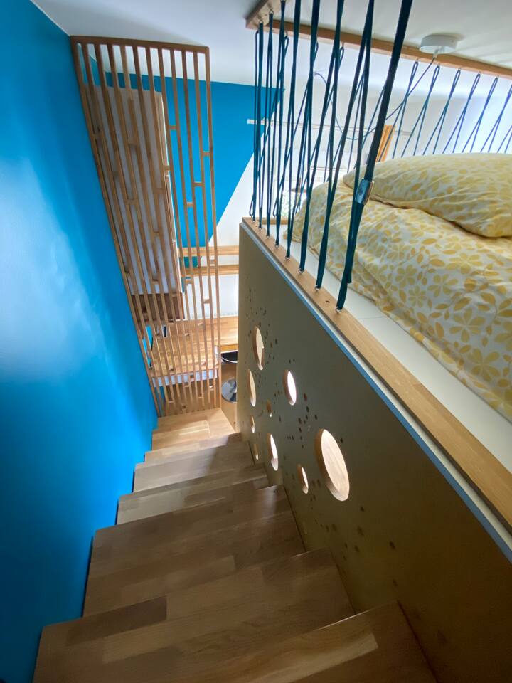 夹层床，适合不惧怕封闭空间的人。