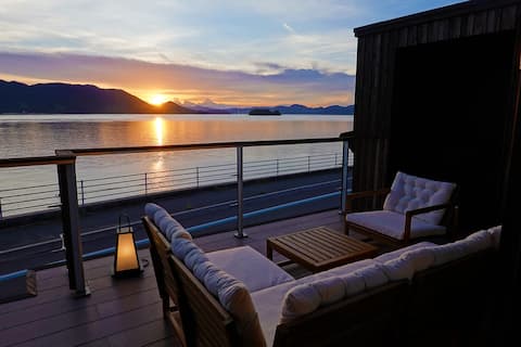 A traditional Japanese house hotel by the sea where the sun sets. The entire building is for rent. Y