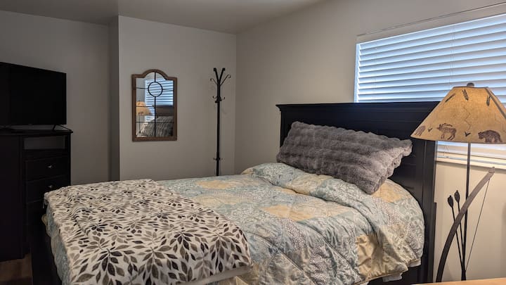 חדר שינה 4. מיטת קווין סייז. טלוויזיה. 