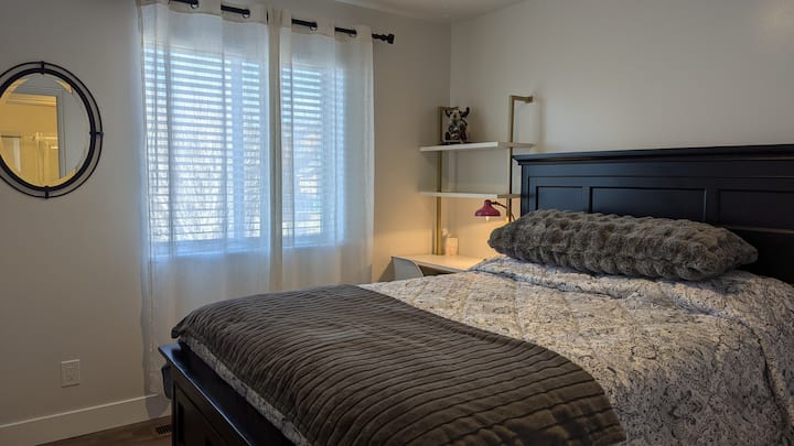 חדר שינה 2, מיטת קווין סייז עם פינת קריאה/עבודה