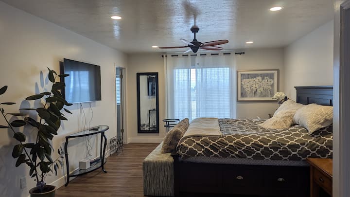 סוויטת הורים, מיטת קינג סייז. חדר רחצה עם מקלחת.
נוף יפהפה לקניון דימפל דל