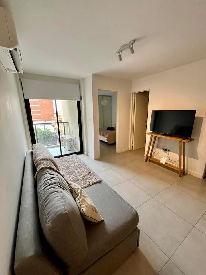 Всекидневна с разтегателен диван за 2 - ма души (състои се от 2 единични матрака), смарт телевизор, Wi - Fi със скорост 300MB и климатик със студен/отоплителен сплит климатик.