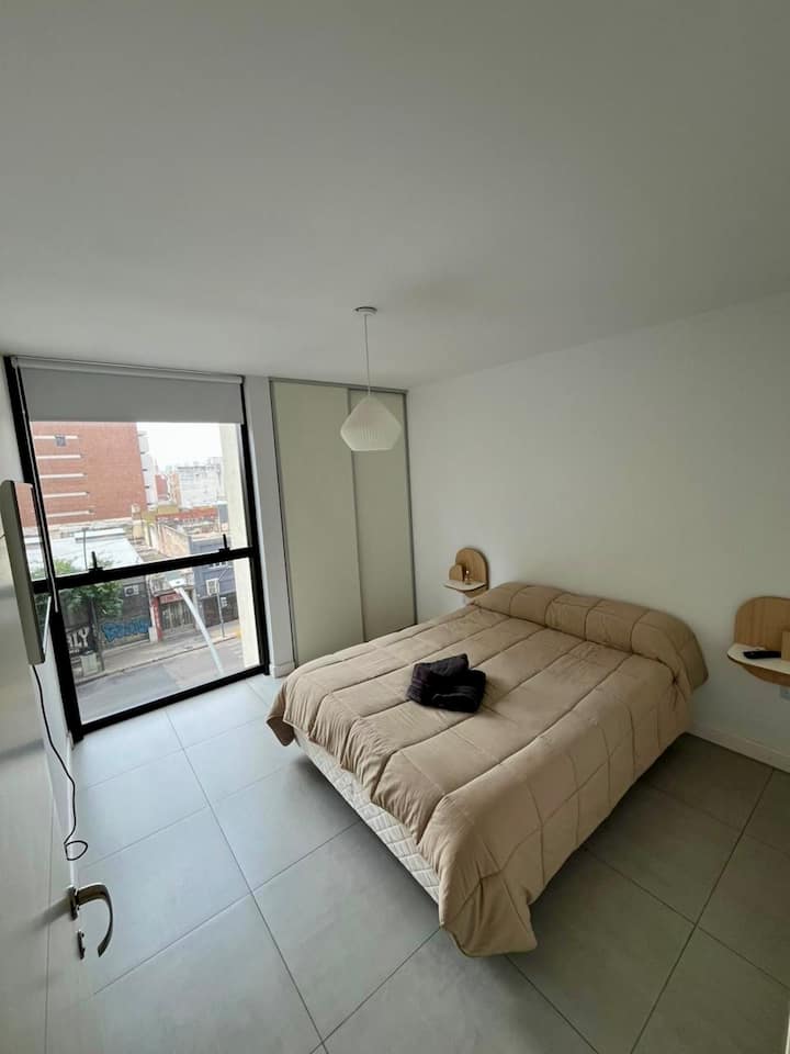 Спалня с двойно легло с 2 места, телевизор с Chromecast, просторна табела със закачалки, спално бельо и кърпи *.

*Престоите до 7 нощувки включват 1 комплект чаршафи на легло, 1 кърпа за ръце на група и 1 кърпа на човек.