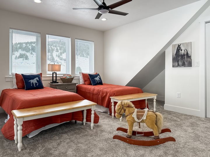 Poschodová posteľ v susednej izbe s dvoma lôžkami v lofte