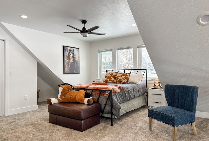 Priestranná loftová spálňa poskytuje pokojné útočisko s malebným výhľadom.