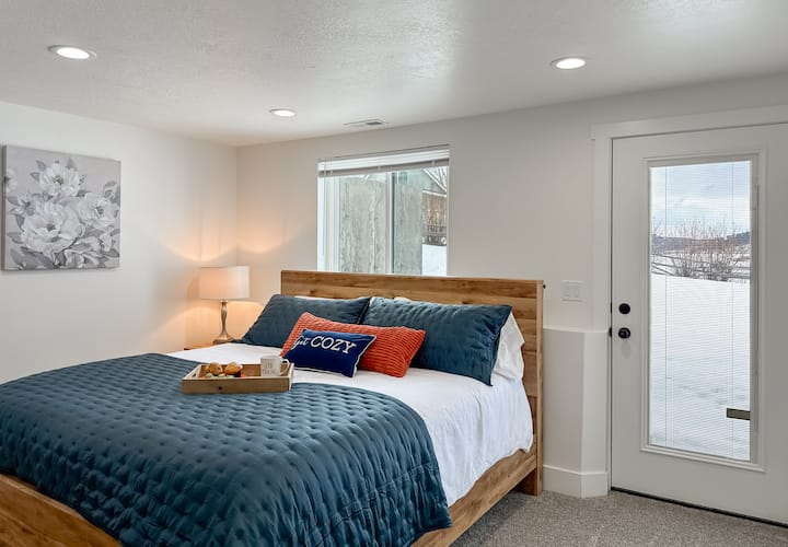 Izba s manželskou posteľou, prístupom do exteriéru a luxusnou posteľnou bielizňou