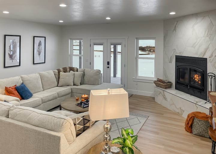 Stôl s monitorom a vybavením pripraveným na použitie