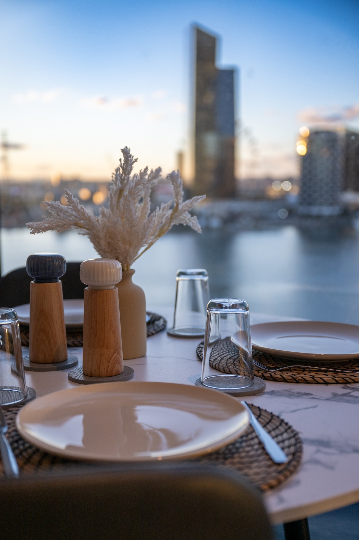Dîner avec vue imprenable sur la ville.